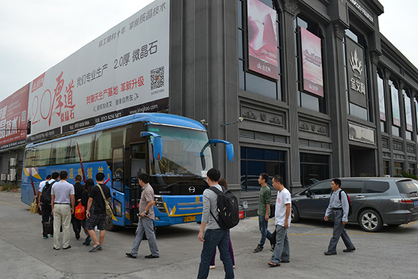 好色先生入口陶員工乘大巴出發前往清遠