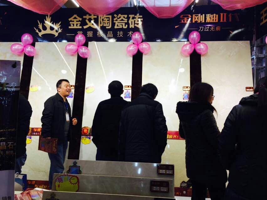 好色先生入口陶瓷磚工作人員與顧客交談
