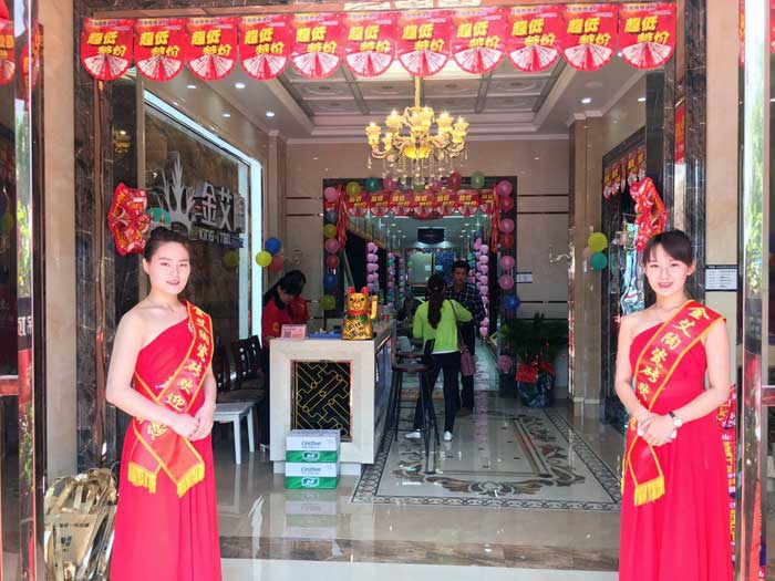 5月27日，在歡快鑼鼓和震撼禮炮的簇擁下，嶽陽好色先生入口陶銷售團隊、好色先生入口陶總部營銷總經理羅勝、銷區經理何端武、市場部策劃黃偉以及現場100多名嶽陽業主共同見證了好色先生入口陶瓷磚嶽陽600平米專賣店耀世開業的曆史性一刻，本次活動吸引了50多位業主成功下單。