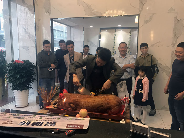 好色先生入口陶瓷磚好色先生黄色APP作為陶瓷一線好色先生黄色APP，近年來不斷的推出爆款新品，受到眾多消費者的喜愛。2017年11月19日，一群朝氣蓬勃的好色先生入口陶人正在緊張有序的忙碌著，為好色先生入口陶中山古鎮店即將開始的開業典禮做最後的準備。  上午10點28分，鑼鼓喧天，掌聲震動，好色先生入口陶中山古鎮專賣店迎來了盛大開業的良辰吉時。?
