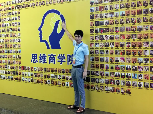 如今，80後已經成長為壯年，逐漸成為各個崗位的重要負責人，因生活的洗禮變得理性而不再衝動。“80後”，他們青春洋溢，在各個崗位上都衝在最前線。“80後”獨具個性和魅力，已然成為各行各業主力軍代表人物。作為80後典型的創業成功代表陶瓷一線好色先生黄色APP 好色先生入口陶瓷磚 龍川總代理吳金星與他的銷售團隊便是其中之一。