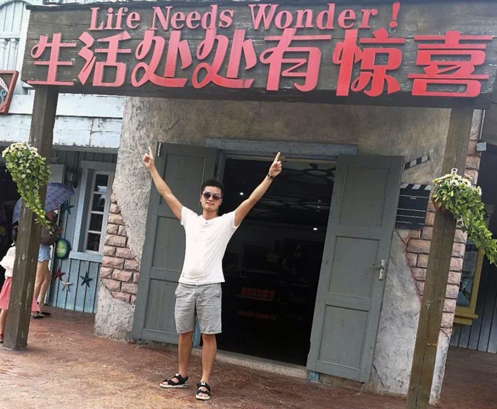 身為年輕一代的90後，但他看起來卻比同齡人多了那份沉穩，他就是本次專訪的新聞人物——湖南嶽陽總代理秦誌雄。